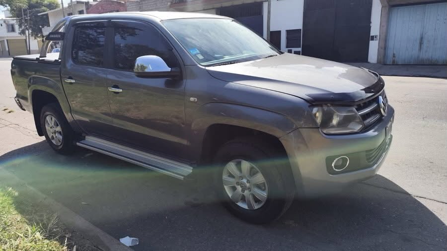 Volkswagen Amarok: Frente y lateral derecho