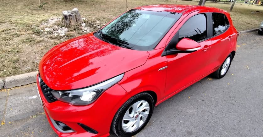 Fiat Argo: Frente y lateral izquierdo