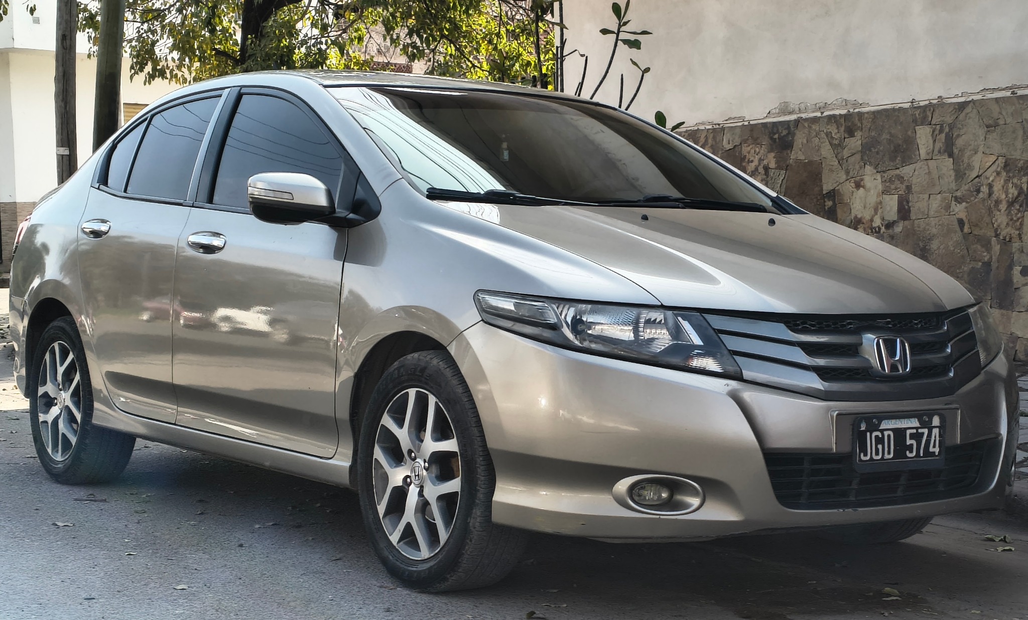 Honda City: Frente y lateral