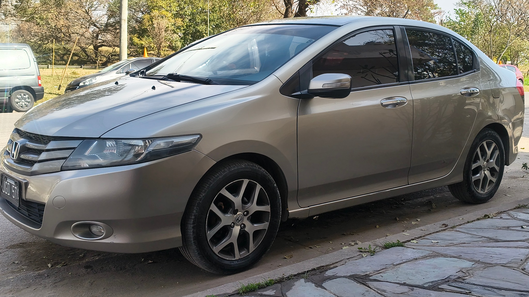 Honda City: Frente y lateral izquierdo