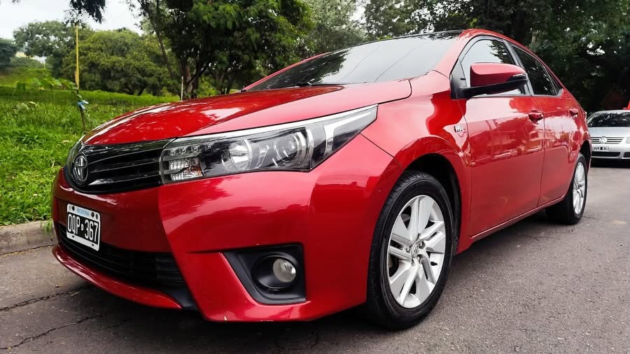 Toyota Corolla: Frente y lateral izquierdo