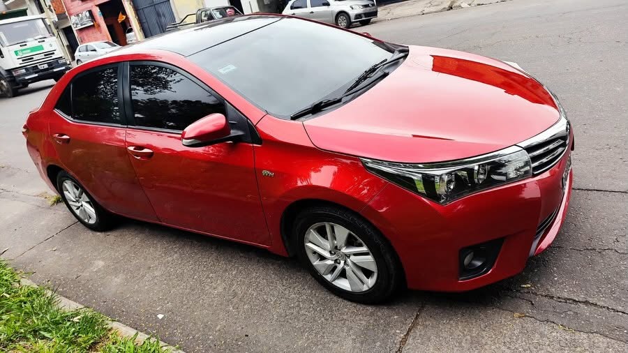 Toyota Corolla: Frente y lateral derecho