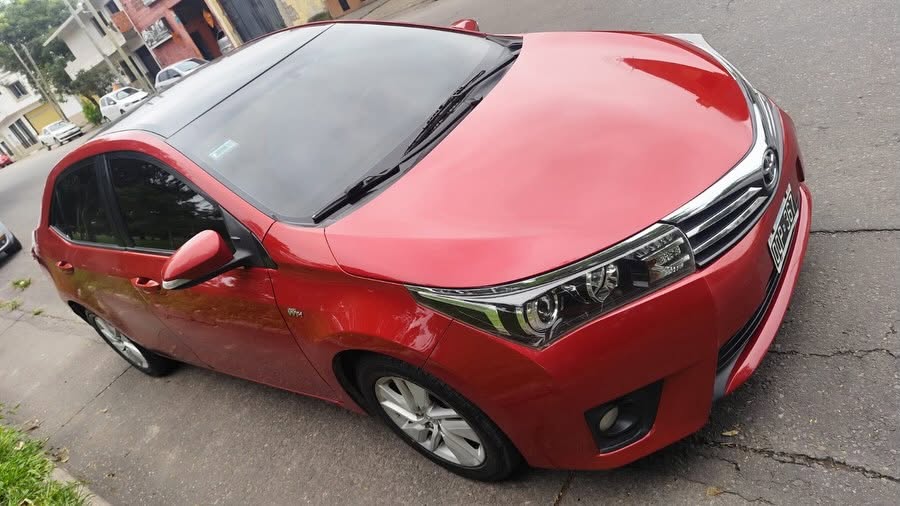 Toyota Corolla: Capot y frente