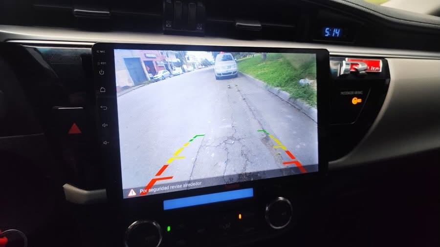 Toyota Corolla: Pantalla y cámara de retroceso