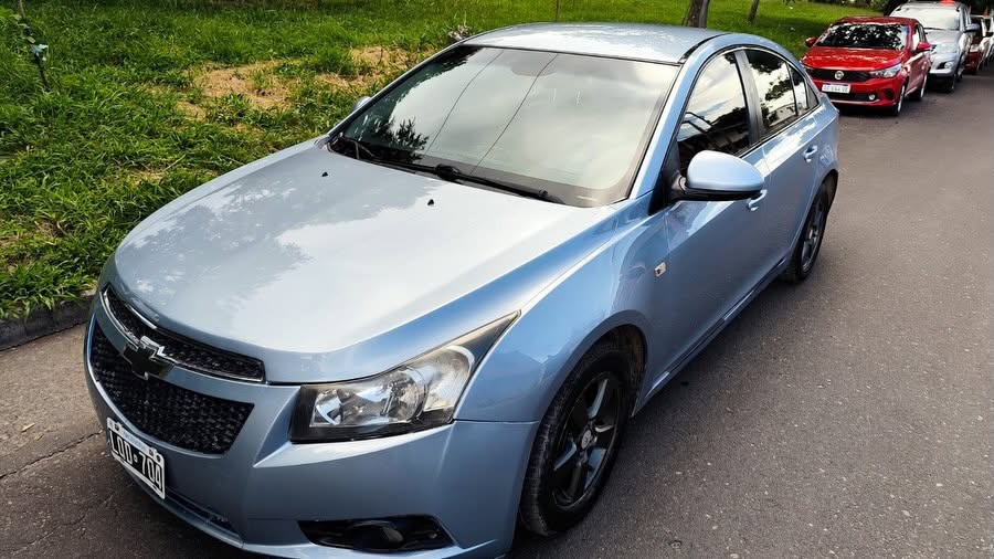 Chevrolet Cruze: Frente y lateral izquierdo
