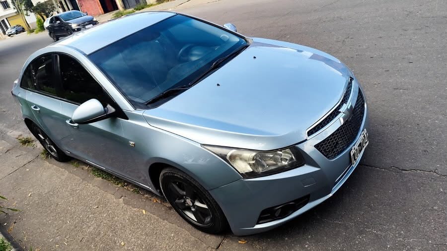 Chevrolet Cruze: Frente y lateral derecho