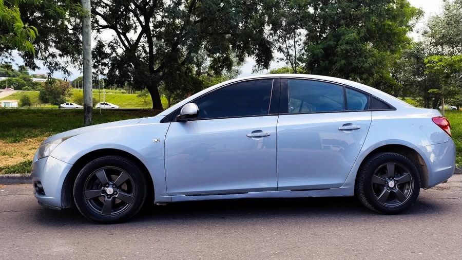 Chevrolet Cruze: Vista lateral izquierda