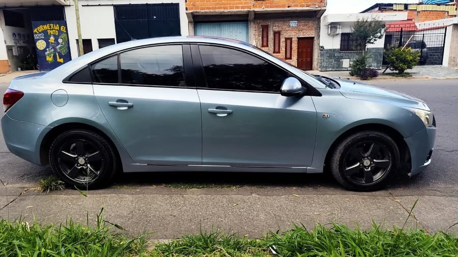 Chevrolet Cruze: Vista lateral derecha
