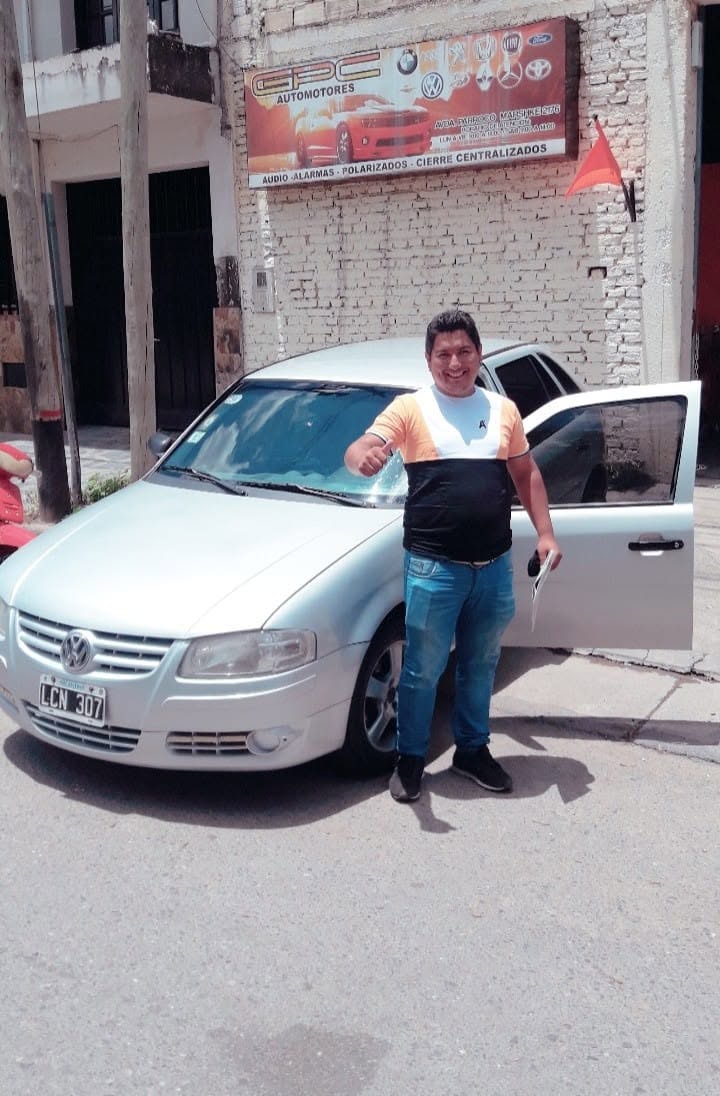Clientes junto a su vehículo en una entrega de GPC Automotores. Foto 1.