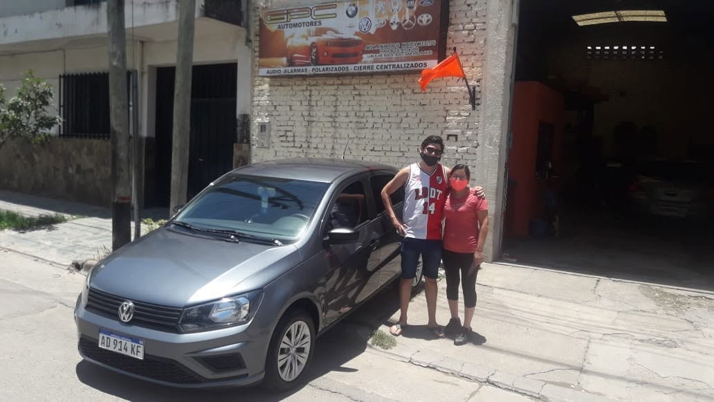 Clientes junto a su vehículo en una entrega de GPC Automotores. Foto 3.