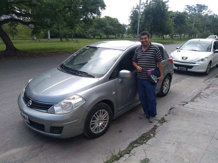 Clientes junto a su vehículo en una entrega de GPC Automotores. Foto 4.