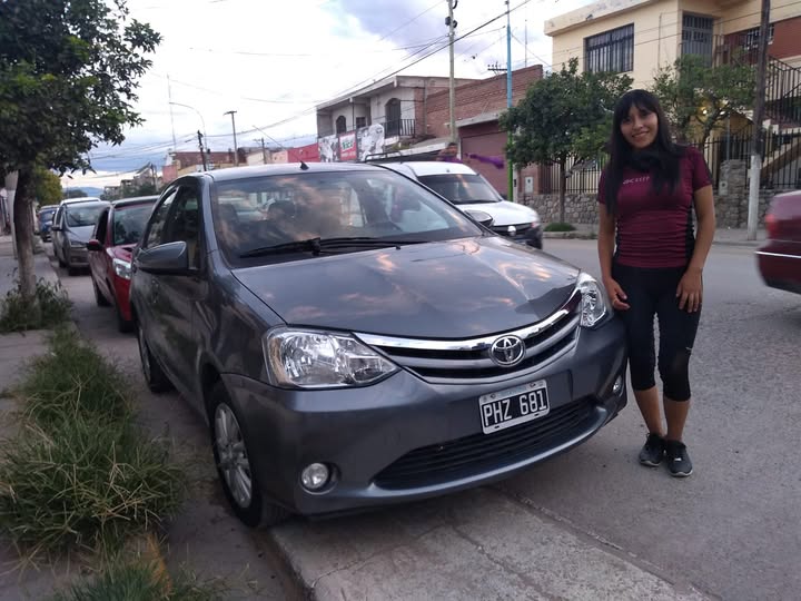 Clientes junto a su vehículo en una entrega de GPC Automotores. Foto 5.
