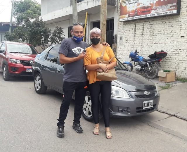 Clientes junto a su vehículo en una entrega de GPC Automotores. Foto 6.