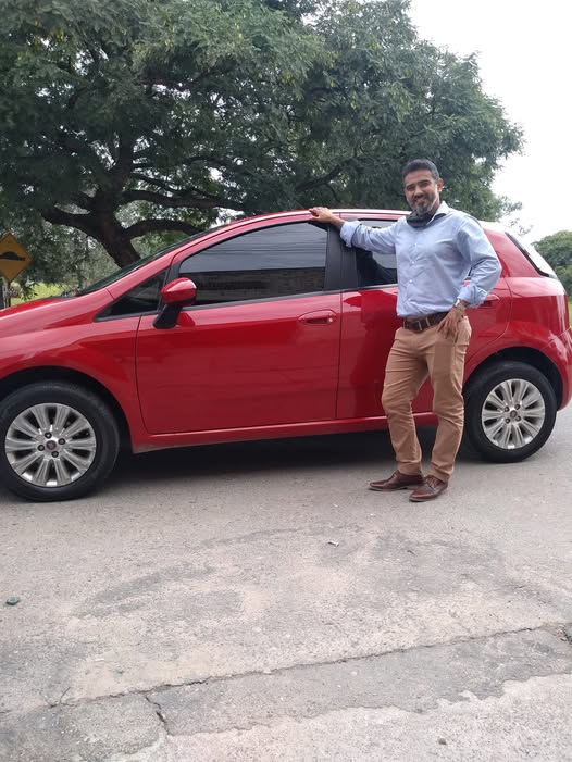 Clientes junto a su vehículo en una entrega de GPC Automotores. Foto 7.