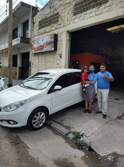 Clientes junto a su vehículo en una entrega de GPC Automotores. Foto 8.