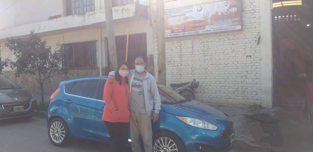 Clientes junto a su vehículo en una entrega de GPC Automotores. Foto 9.