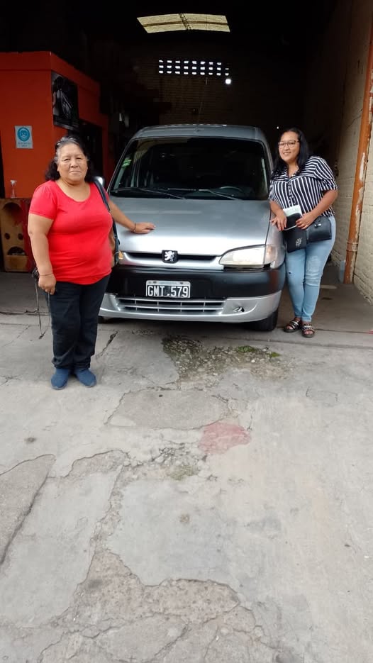 Clientes junto a su vehículo en una entrega de GPC Automotores. Foto 11.