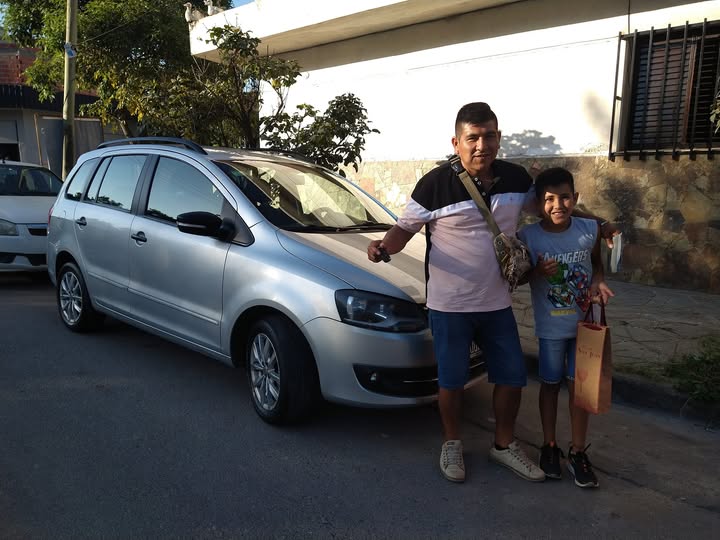 Clientes junto a su vehículo en una entrega de GPC Automotores. Foto 12.