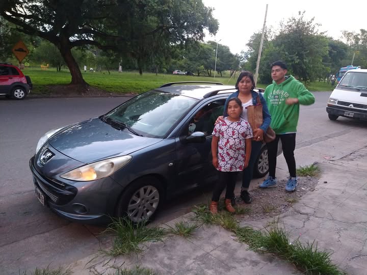 Clientes junto a su vehículo en una entrega de GPC Automotores. Foto 13.