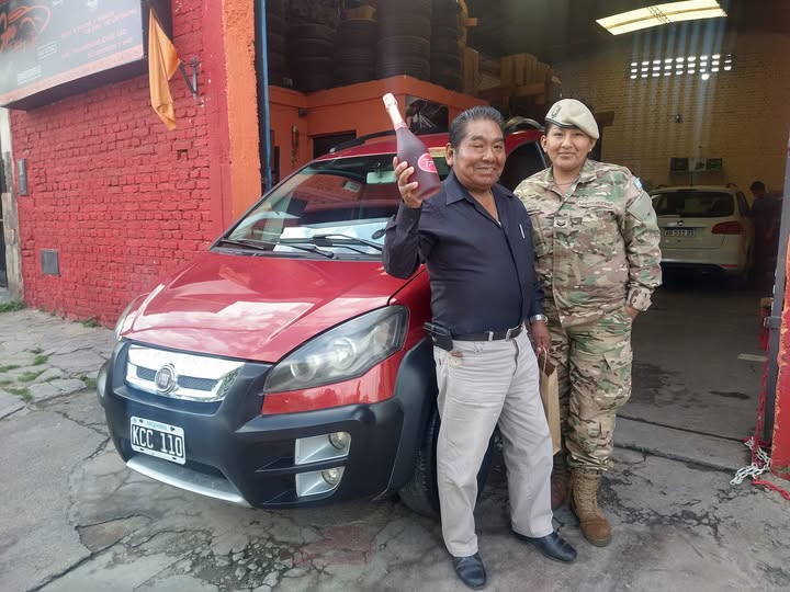 Clientes junto a su vehículo en una entrega de GPC Automotores. Foto 14.