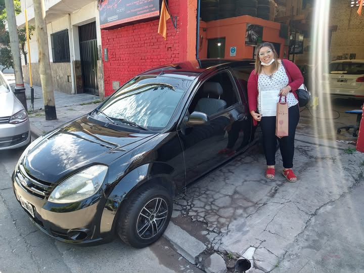 Clientes junto a su vehículo en una entrega de GPC Automotores. Foto 15.