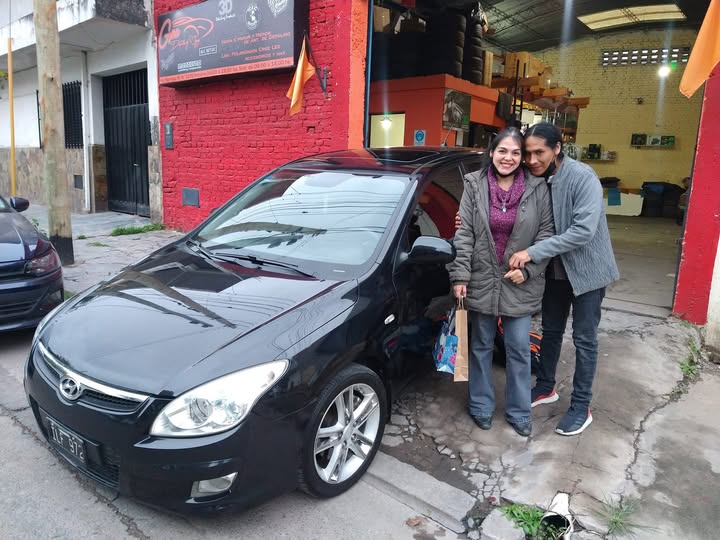Clientes junto a su vehículo en una entrega de GPC Automotores. Foto 16.