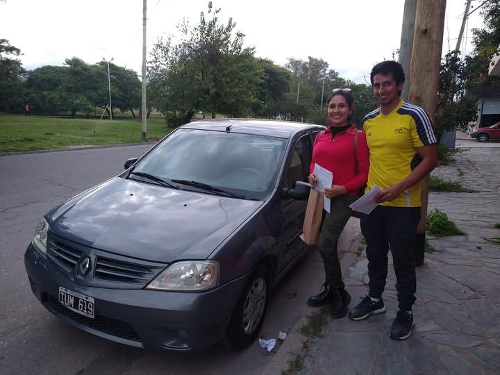 Clientes junto a su vehículo en una entrega de GPC Automotores. Foto 17.