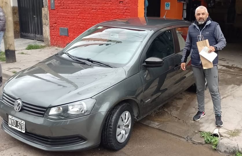 Clientes junto a su vehículo en una entrega de GPC Automotores. Foto 18.