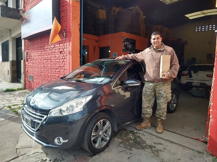 Clientes junto a su vehículo en una entrega de GPC Automotores. Foto 19.