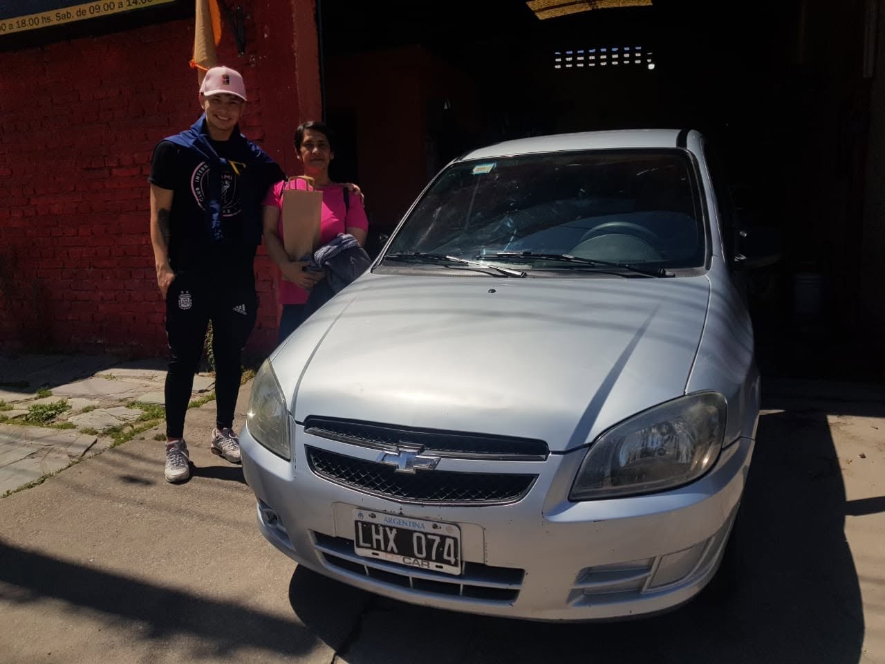 Clientes junto a su vehículo en una entrega de GPC Automotores. Foto 21.