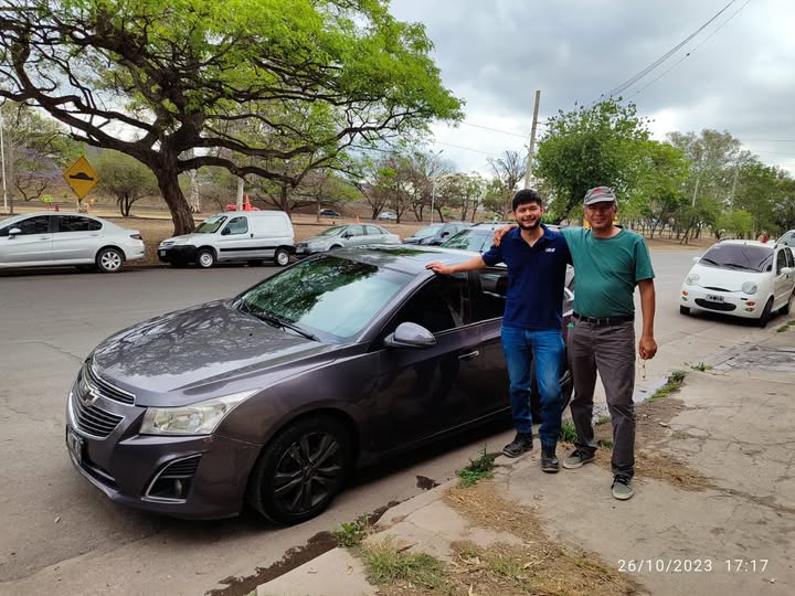 Clientes junto a su vehículo en una entrega de GPC Automotores. Foto 22.