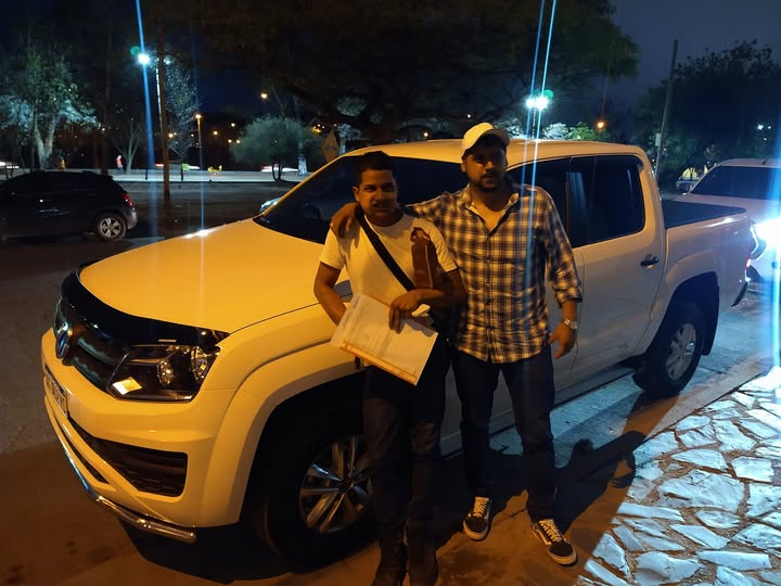 Clientes junto a su vehículo en una entrega de GPC Automotores. Foto 23.