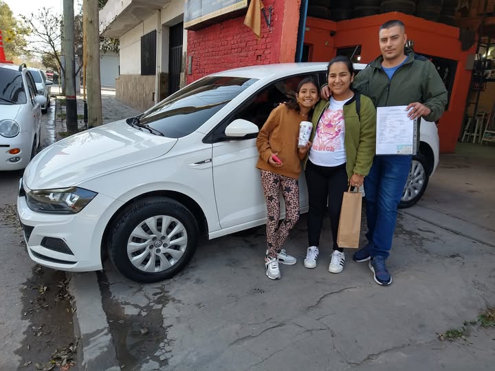 Clientes junto a su vehículo en una entrega de GPC Automotores. Foto 24.