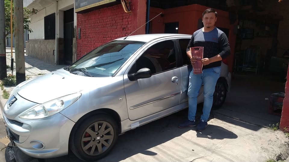 Clientes junto a su vehículo en una entrega de GPC Automotores. Foto 25.