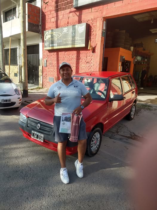 Clientes junto a su vehículo en una entrega de GPC Automotores. Foto 26.