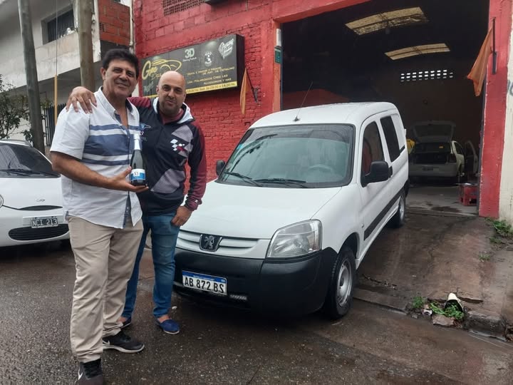 Clientes junto a su vehículo en una entrega de GPC Automotores. Foto 28.