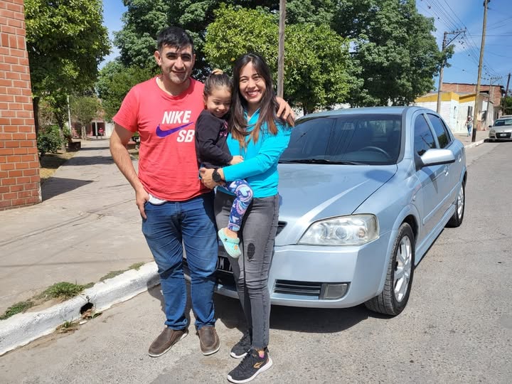 Clientes junto a su vehículo en una entrega de GPC Automotores. Foto 29.