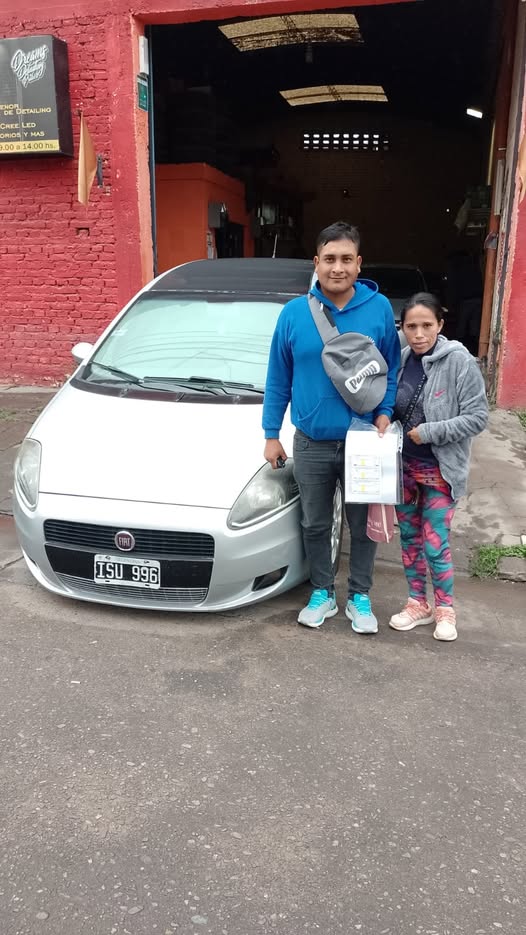 Clientes junto a su vehículo en una entrega de GPC Automotores. Foto 30.