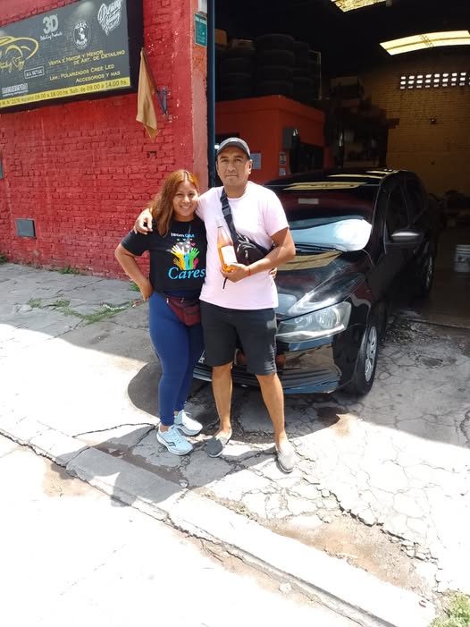 Clientes junto a su vehículo en una entrega de GPC Automotores. Foto 31.