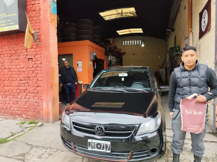 Clientes junto a su vehículo en una entrega de GPC Automotores. Foto 33.