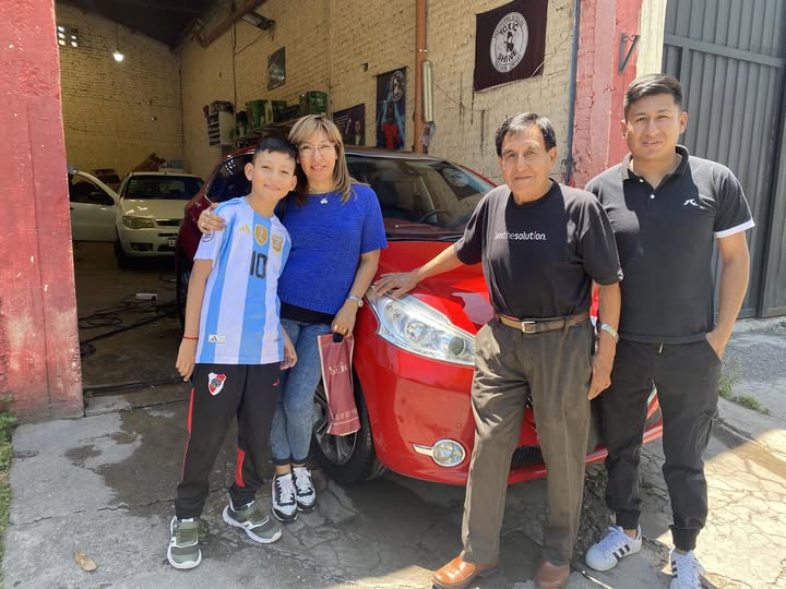 Clientes junto a su vehículo en una entrega de GPC Automotores. Foto 35.