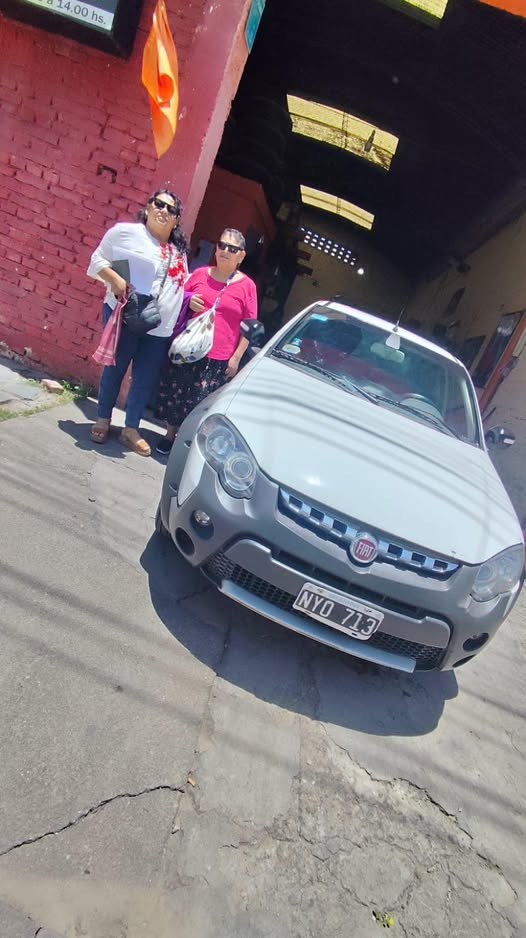 Clientes junto a su vehículo en una entrega de GPC Automotores. Foto 36.