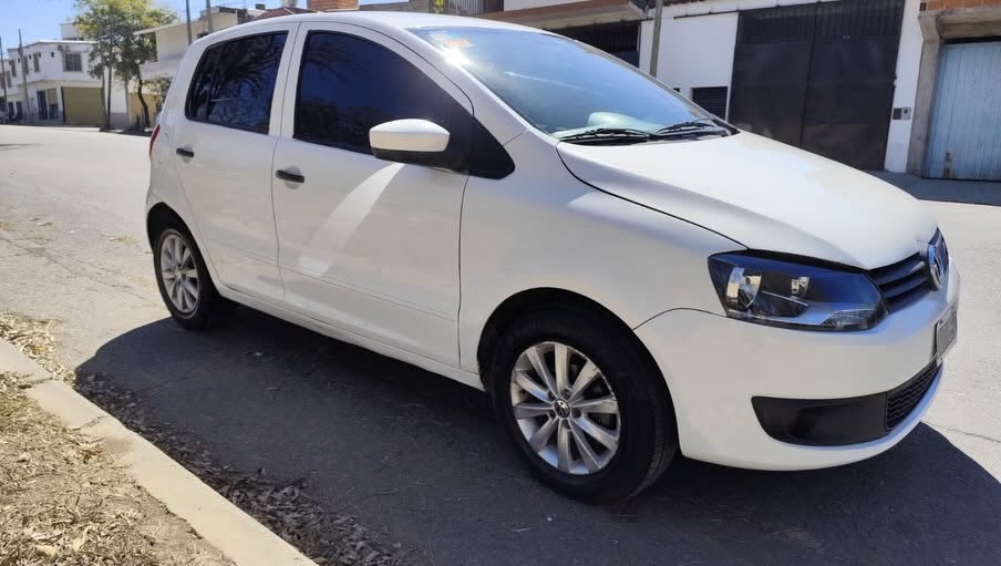 Volkswagen Fox Comfortline: Frente y lateral derecho