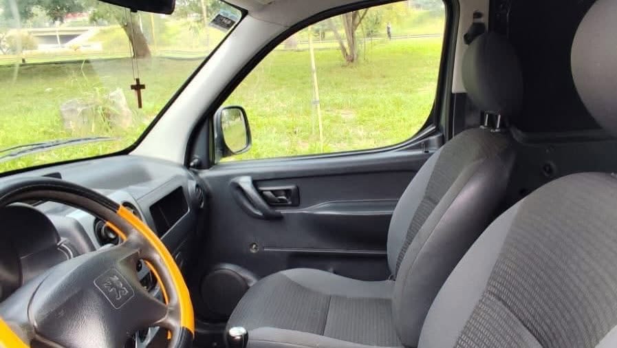 Peugeot Partner HDI 1.6 · 2014: Asientos delanteros y tablero