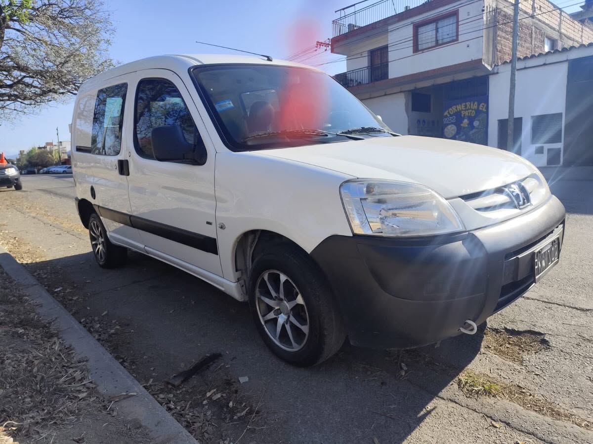 Peugeot Partner HDI 1.6: Frente y lateral derecho
