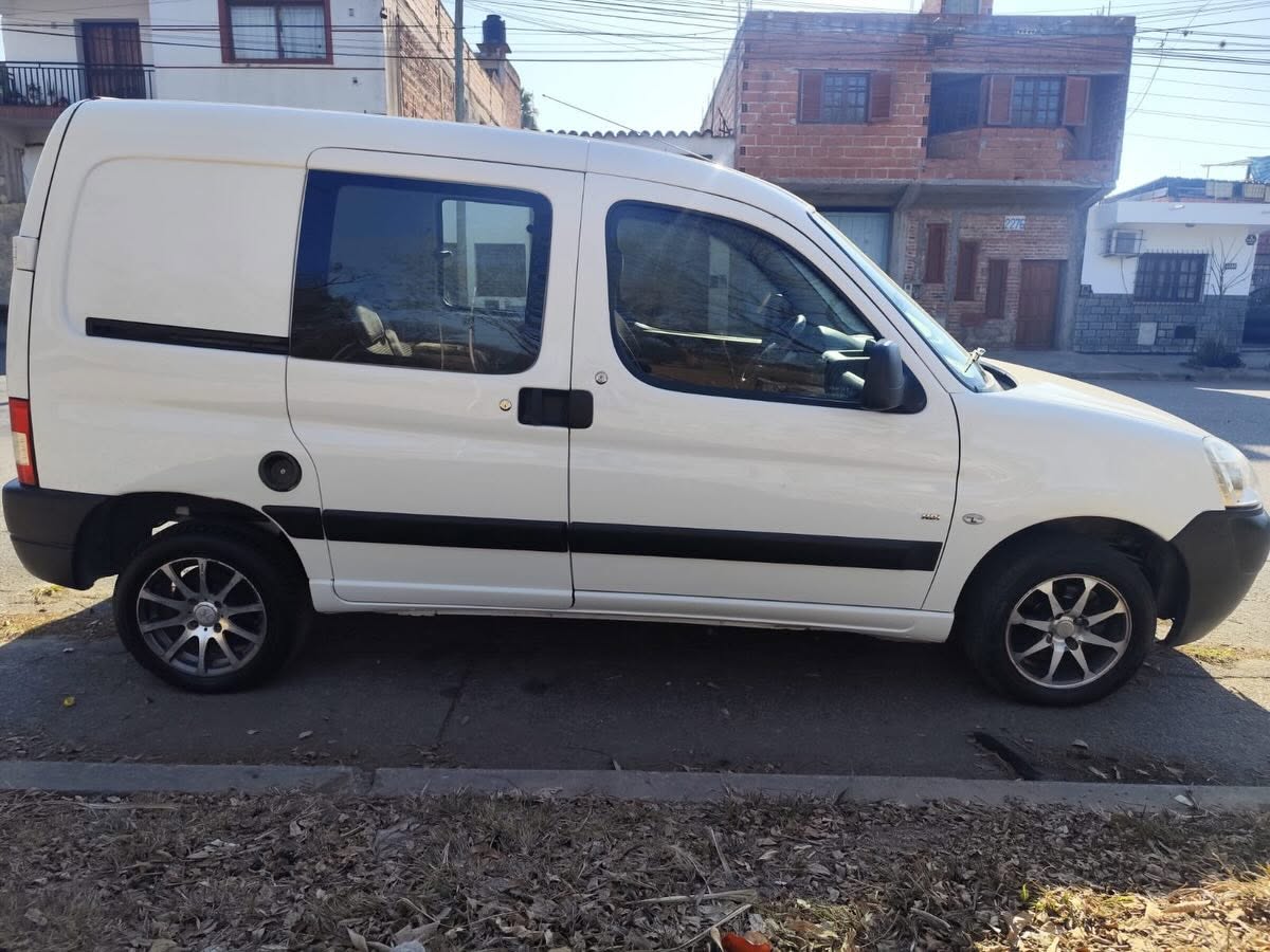 Peugeot Partner HDI 1.6: Vista lateral derecha