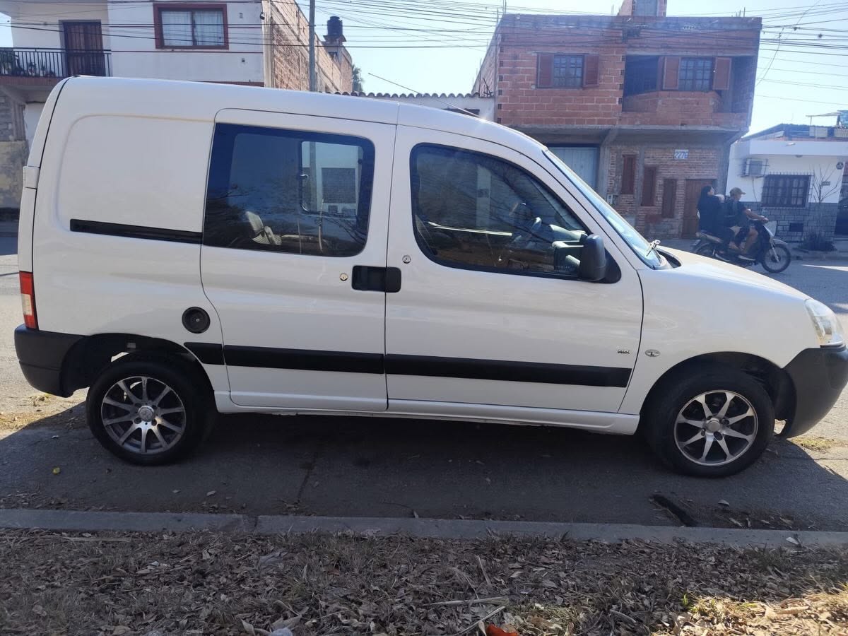 Peugeot Partner HDI 1.6: Detalle del lateral y portón