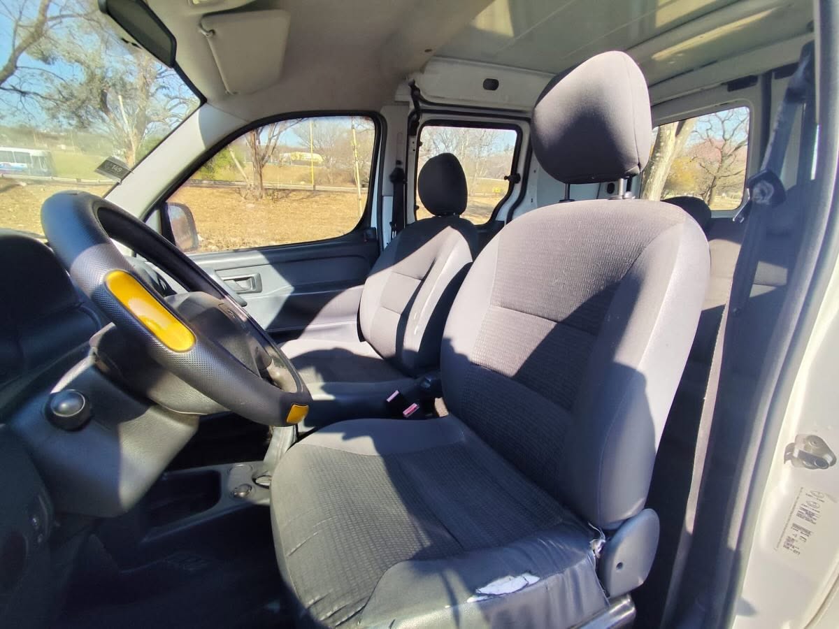 Peugeot Partner HDI 1.6: Interior delantero