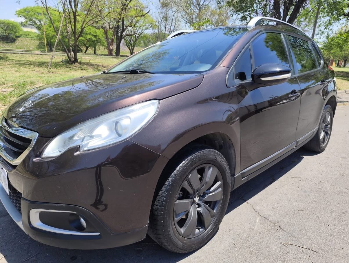 Peugeot 2008: Frente y lateral izquierdo