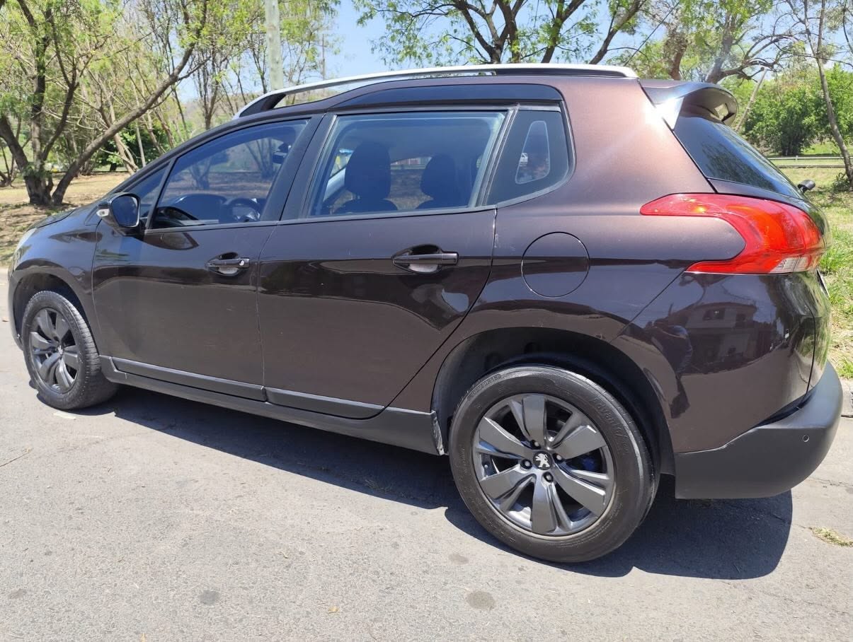Peugeot 2008: Vista lateral y trasera